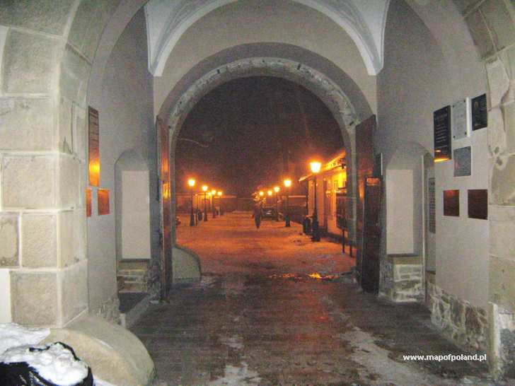 Brama klasztorna nocą - Stary Sącz