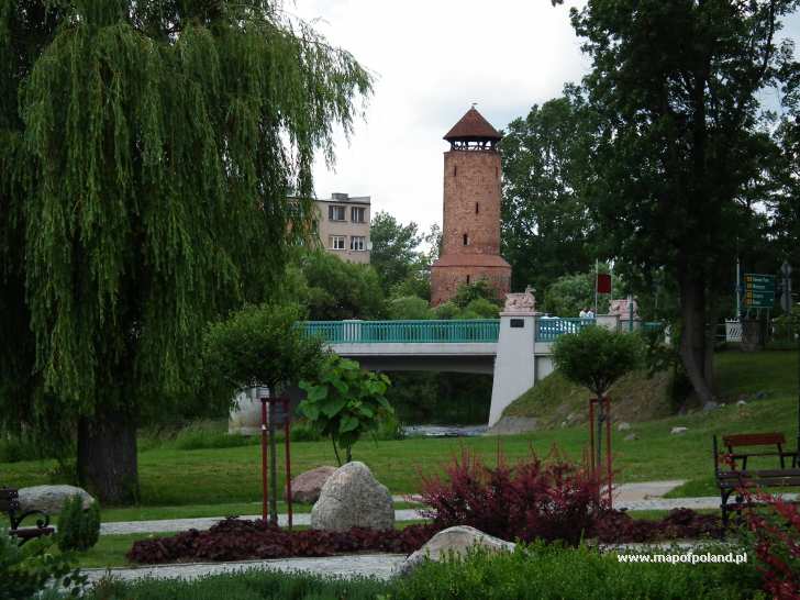 Park w centrum miasta z widoczną w oddali basztą obronną - Gryfice