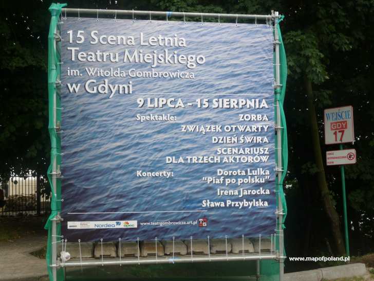 Afisz Teatru Miejskiego przy plaży w Orłowie
