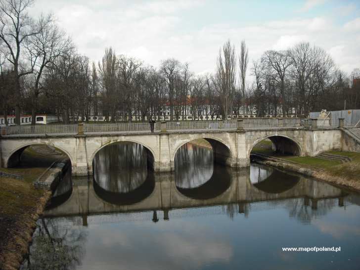 Arkadowy most w ogrodzie Pałacu Branickich