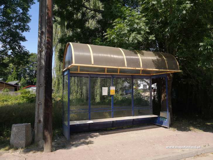 Przystanek Autobusowy Znajduje Się Przy Prostokątnym Skwerze Przystanek autobusowy - Kruszyna - zdjęcie 3/7