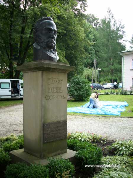Pomnik Józefa Dietla w parku - Iwonicz-Zdrój