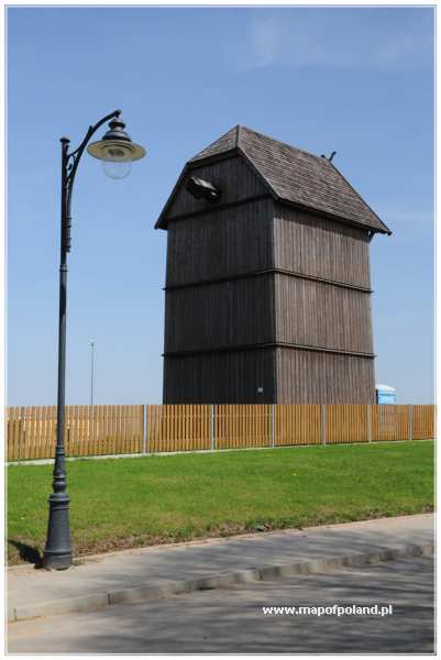 Drewniany wiatrak koźlak z 1887 roku - Tykocin