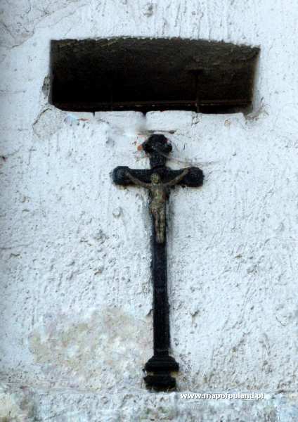 Krzyż na zabytkowym budynku gospodarczym - Więckowice