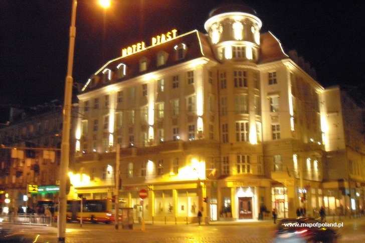 Hotel "Piast" wieczorem - Wrocław